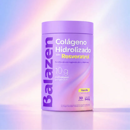 Mujer feliz disfrutando de su bebida de Balazen Colágeno Hidrolizado, mostrando bienestar.