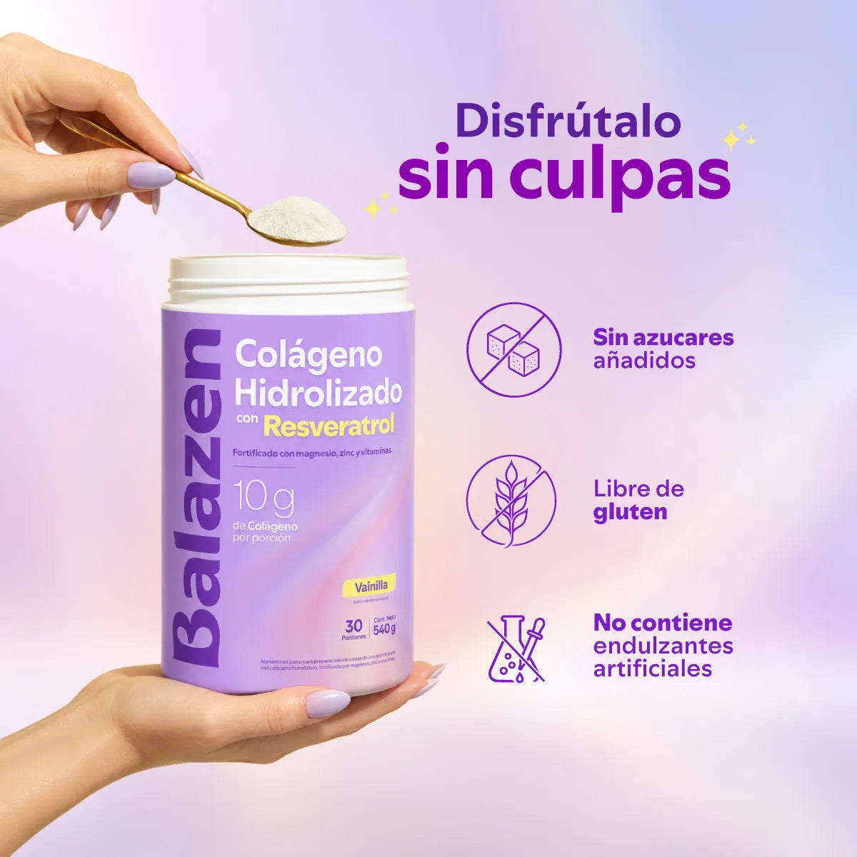 Mujer joven aplicando una rutina de belleza facial mientras sonríe, representando los beneficios del colágeno para la piel.