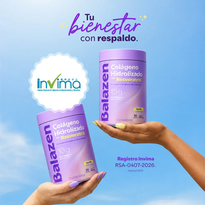 Un vaso con un batido de colágeno y los envases de Balazen de fondo, evocando un ambiente de bienestar y salud.
